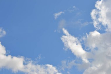 Kümülüs bulutları mavi gökyüzünde