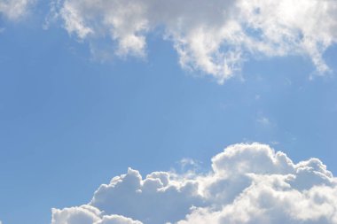 Kümülüs bulutları mavi gökyüzünde