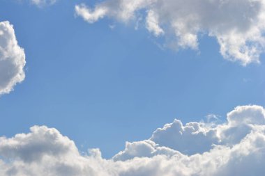 Kümülüs bulutları mavi gökyüzünde