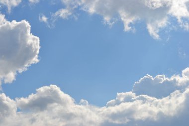 Kümülüs bulutları mavi gökyüzünde