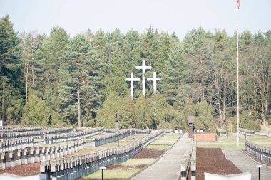 Palmiry, Kampinos Ulusal Parkı, Polonya - 3 Mart 2024 - Varşova ve Masovia 'dan 2. Dünya Savaşı sırasında Nazi işgalcileri tarafından öldürülen 2000' den fazla kişinin mezarlığı ve anıtı
