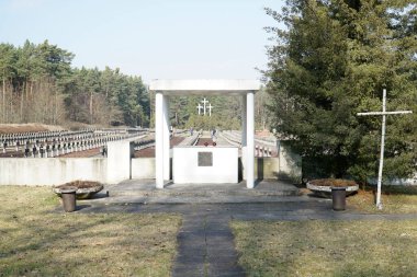 Palmiry, Polonya - 3 Mart 2024 Kampinos Milli Parkı 'nın ortasındaki Mezarlık ve Anıt