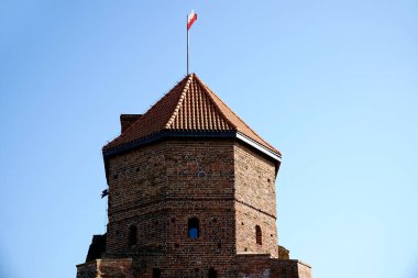 Liw, Polonya - 10 Mart 2024 - Gotik ortaçağ dükü kalesi - bir kuleye yakın plan