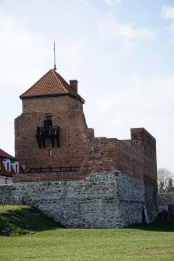 Liw, Polonya - 10 Mart 2024 - Gotik ortaçağ dükü kalesi - balkonlu kule