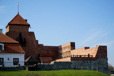 Liw, Polonya - 10 Mart 2024 - Gotik ortaçağ dükü kalesi ve konak inşaatı