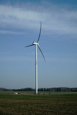 alan üzerinde rüzgar türbini