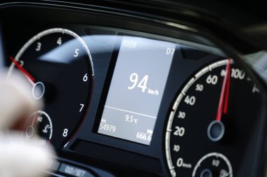 Hız göstergesi ve eller direksiyonda - saatte 94 km hızla