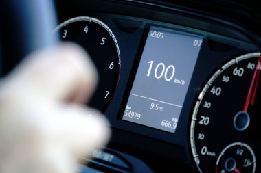 Hız göstergesi ve eller direksiyonda - saatte 100 km hızla