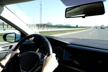 Otoyolda araba kullanmak.