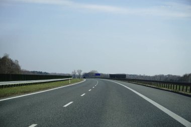 Bir otoyolda sürüş - sürücü perspektifi