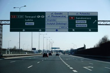 Varşova, Polonya - 10 Mart 2024 - S2 ekspres yolundaki bilgi panosu - sürücü bakış açısından