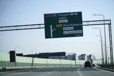 Varşova, Polonya - 10 Mart 2024 - S2 ekspres yolundaki bilgi panosu - sürücü bakış açısından