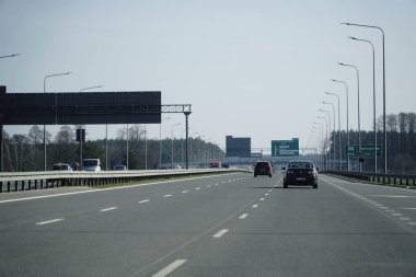 Varşova, Polonya - 10 Mart 2024 - S2 ekspres yolundaki bilgi panosu - sürücü bakış açısından