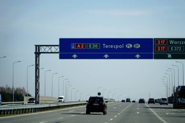 Varşova, Polonya - 10 Mart 2024 - S2 ekspres yolundaki bilgi panosu - sürücü bakış açısından