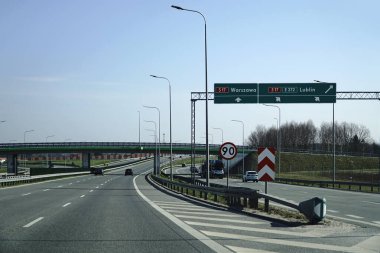 Varşova, Polonya - 10 Mart 2024 - S2 ekspres yolundaki bilgi panosu - sürücü bakış açısından