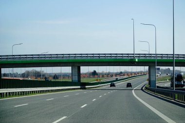 Varşova, Polonya - 10 Mart 2024 - S2 otoyolu üzerinde üstgeçit - sürücü perspektifinden görüş