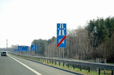 Majdan, Polonya - 10 Mart 2024 - Otoyolun sonu ve bir trafik işaretinin başlangıcı