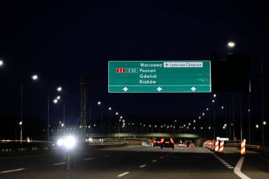 Varşova, Polonya - 10 Mart 2024 - S2 otoyolunda bilgi panosu - gece fotoğrafı