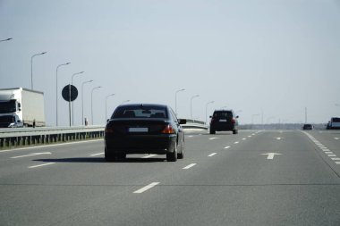 Otoyolda araba sürüyor.