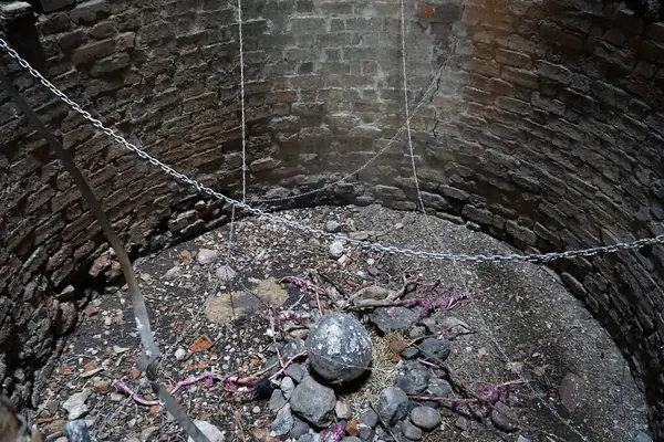 Czersk, Polonya - 24 Mart 2024 Masovia Dük Kalesi 'nde Ejderha yumurtası