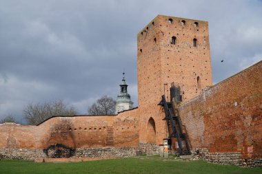 Czersk, Polonya - 24 Mart 2024 - Giriş kulesi ve savunma duvarı Masovian Dukes Kalesi