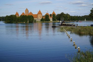 Trakai, Litvanya - 9 Eylül 2023 - Galve Gölü 'ndeki Ortaçağ Şatosu
