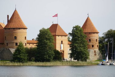 Trakai, Litvanya - 10 Eylül 2023 - Galve Gölü 'ndeki Ortaçağ Şatosu