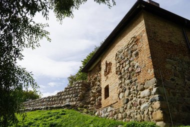 Trakai, Litvanya - 10 Eylül 2023 - Ortaçağ kalesi, güçlendirilmiş duvarlar