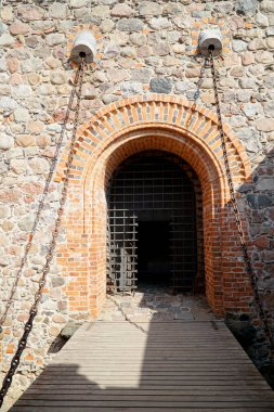 Trakai, Litvanya - 11 Eylül 2023 - Ortaçağ Şatosu - Üst sarayın giriş kapısı