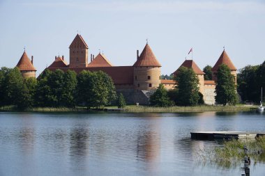 Trakai, Litvanya - 11 Eylül 2023 - Galve Gölü 'ndeki Ortaçağ Şatosu