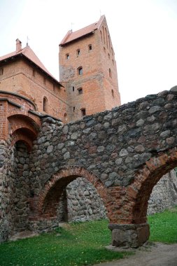 Trakai, Litvanya - 14 Eylül 2023 - Ortaçağ kalesi - güçlendirilmiş duvarlar ve hendekler