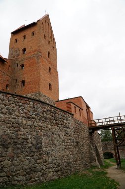 Trakai, Litvanya - 14 Eylül 2023 - Ortaçağ kalesi - güçlendirilmiş duvarlar ve üst saray