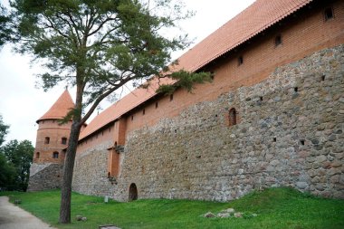 Trakai, Litvanya - 14 Eylül 2023 - Ortaçağ kalesi, güçlendirilmiş duvarlar