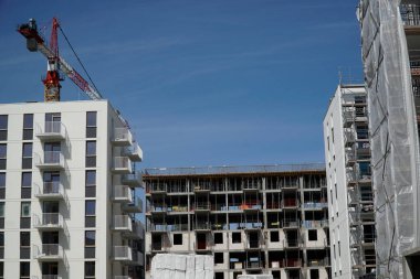 Varşova, Polonya, 3 Mayıs 2024 - Modern konut ve inşaat vinci. Gayrimenkul geliştirme kavramı.