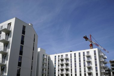 Varşova, Polonya, 3 Mayıs 2024 - Modern konut ve inşaat vinci. Gayrimenkul geliştirme kavramı.