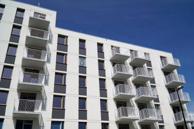 Varşova, Polonya, 3 Mayıs 2024 - Balkonlu modern konut binası. Emlak ve konut sorunları kavramı.