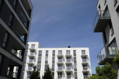 Varşova, Polonya, 3 Mayıs 2024 - Balkonları ve ağaçları olan modern yerleşim yerleri. Emlak ve konut sorunları kavramı.