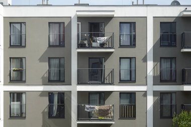 Varşova, Polonya, 3 Mayıs 2024 - Balkonlu modern konut binası. Emlak ve konut sorunları kavramı.