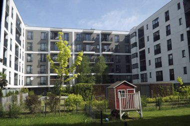 Varşova, Polonya, 3 Mayıs 2024 - Ağaçlı modern konut ve avlu. Emlak ve konut sorunları kavramı.