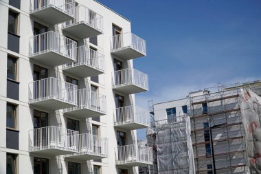 Varşova, Polonya, 3 Mayıs 2024 çoktan inşa edilmiş ve inşaat halinde. Emlak ve konut sorunları kavramı.