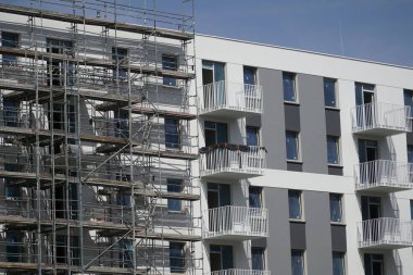 Varşova, Polonya, 3 Mayıs 2024 çoktan inşa edilmiş ve inşaat halinde. Emlak ve konut sorunları kavramı.