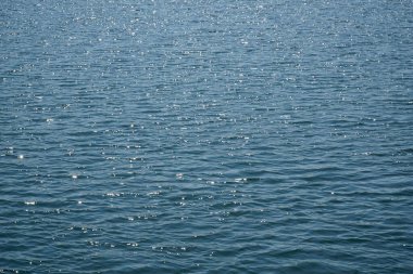 Güneş su yüzeyine yansıyor