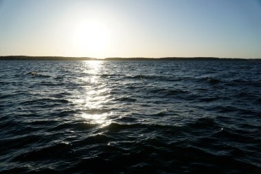 Güneş su yüzeyine yansıyor