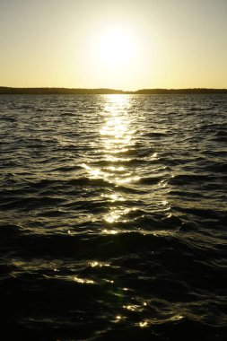 Güneş su yüzeyine yansıyor