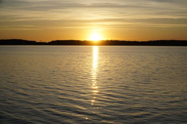 Göl üzerinde gün batımı - Masuria, Polonya