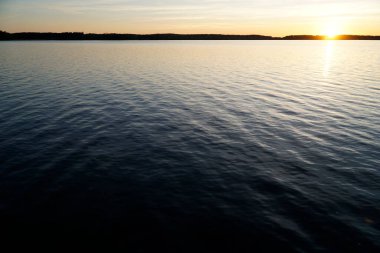 Gölün üzerinde gün batımı - Masuria, Polonya