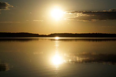 Göl üzerinde gün batımı - Masuria, Polonya