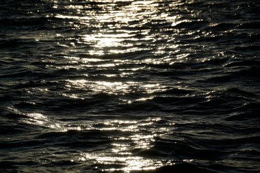 Güneş su yüzeyine yansıyor