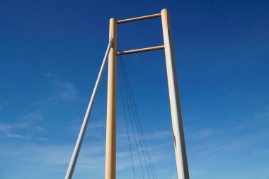 Kablolu köprü ve bulutsuz gökyüzü - aşağıdan görünüm