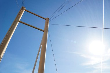 Kablolu yayın köprüsü ve güneş parlıyor